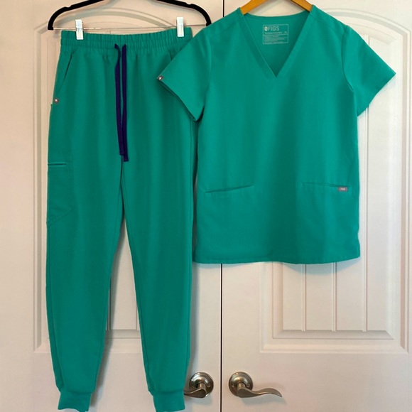 Figs Other - FIGS Women's Scrubs 2pc Set Zamora Jogger Pants & Casma 3-Pocket Top Green XS